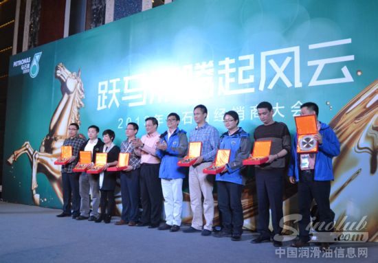 获奖优秀经销商合影