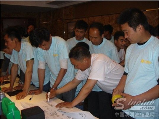 图为工作人员将客户的问题进行认真统计
