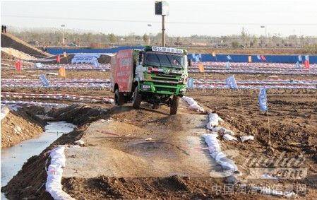赛车正在通过波浪路（交错起伏路）