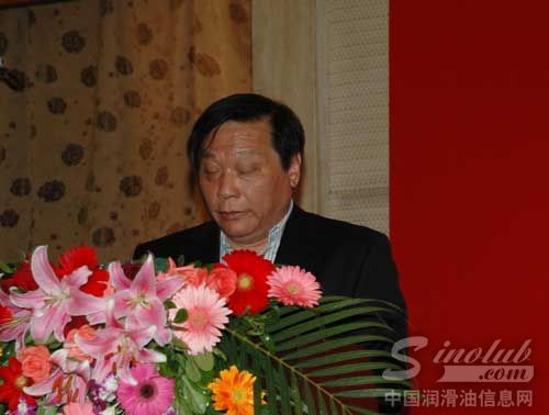 二届副会长潘草原作了“关于行业协会章程修订说明的报告” 