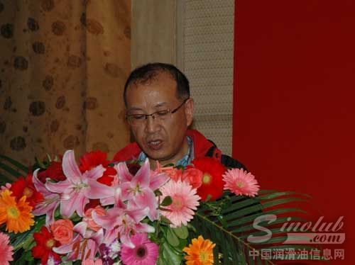 二届常务副秘书长胡悠庭作“关于行业协会第二届财务收支决算的报告”