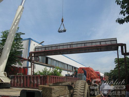 工作人员紧张忙碌的安装设备