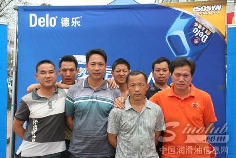 招募合影区留下美好的瞬间