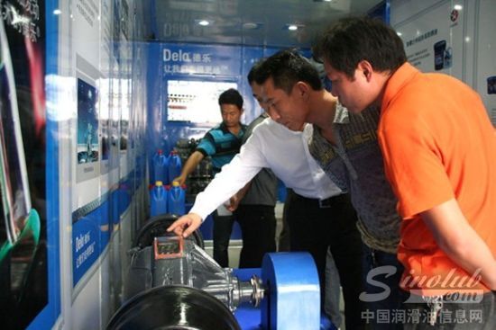 卡车司机朋友积极地参与讨论机械养护知识