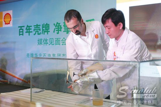 牌资深燃油专家Alex-Cantlay博士（左）为观众演示进气阀燃烧试验