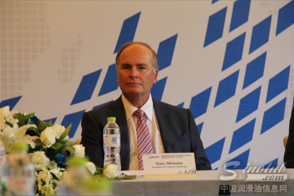 路博润总公司副总裁兼路博润添加剂公司总裁Daniel L. Sheets