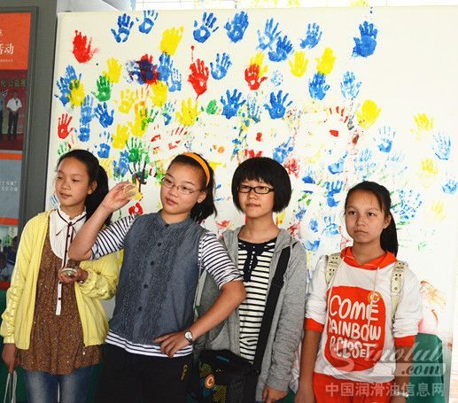 同学们共同制成手印墙