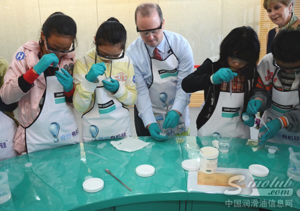 同学们现场制作奇酷保湿凝露