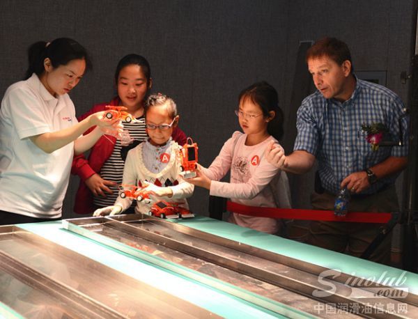 同学们争相体验太阳能车