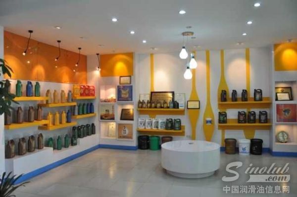 “中东油王-伊斯坦”润滑油产品展示厅