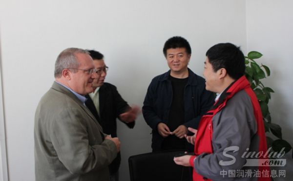 雅富顿公司内燃机油专家访问中华润滑油