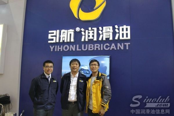 引航石化总经理周忠诚先生(中)与中国润滑油信息网编辑合影