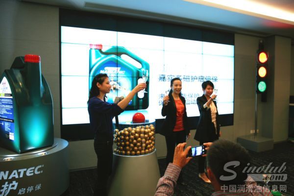 嘉实多磁护全球品牌总监戴思慧和嘉实多中国区乘用车油品市场经理许骅共同为磁护启停保的上市揭幕