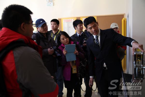 壳牌(中国)有限公司商业道路运输业市场部高级经理傅兢介绍壳牌劲霸“司机关爱之家”内部陈设