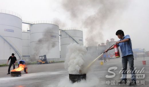 玉柴马石油润滑油公司举办“119”消防演练活动