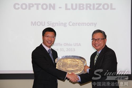 路博润北亚副总裁Joseph Chai赠送康普顿公司签约纪念品