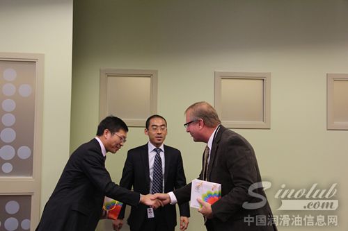 王总向路博润全球营销总监James Puckace赠送礼物