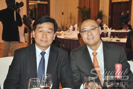 顺益体系(集团)总裁张建新先生与科聚亚亚太区商务总监刘渭强先生合影