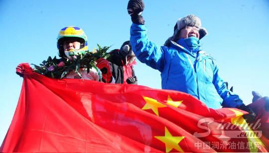 谢雨均和龙蟠石化石俊峰总经理共同庆祝飞越成功
