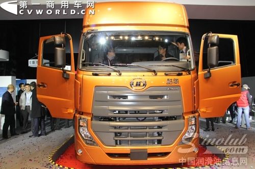 UD酷腾高顶双卧牵引车