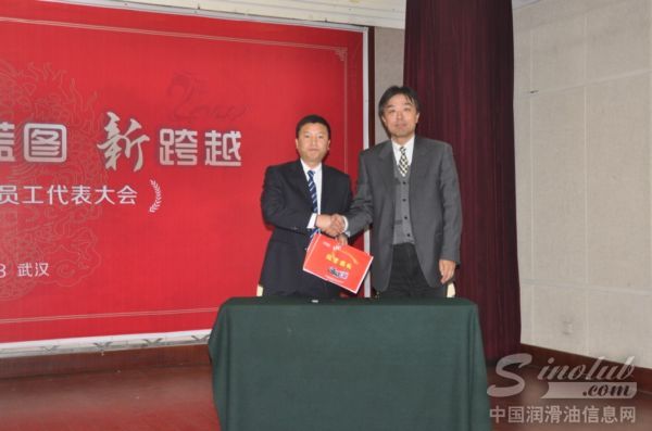 总经理张雨松与销售部门部长签订经营战表
