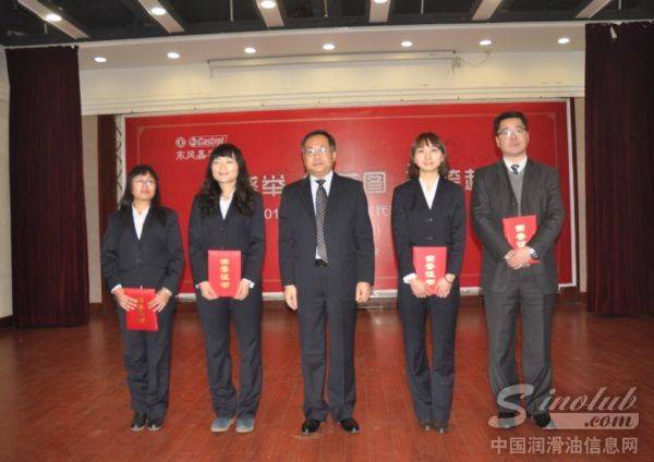总经理助理毛方劲为“优秀党员”颁奖