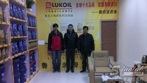 浙江区域经理汤经理(左) 销售总监林总监(中)绍兴中鲁经销商叶先生(右)