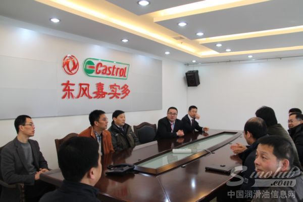 东风汽车股份总经理助理张小帆一行对公司进行慰问