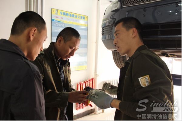 普菲特换油养护中心技术工程师为客户详解换油流程
