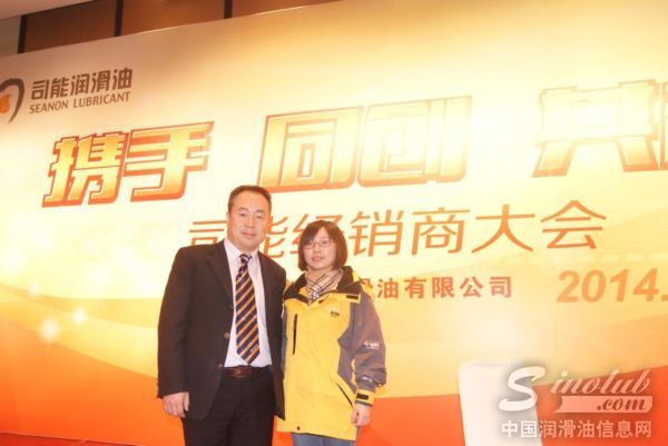 柳工高润总经理助理兼营销公司总经理王智明先生与编辑亲切合影