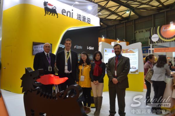 埃尼润滑油中国区经理Franco De Beni（左一）接受中国润滑油信息网专访
