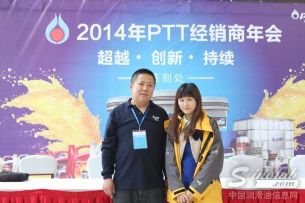 经销商盘锦佳合源商贸有限公司刘先生与本网编辑合影