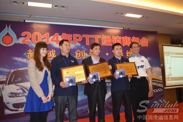 经销商龙岩鑫晖贸易有限公司梁先生(左三)获奖与本网编辑亲切合影