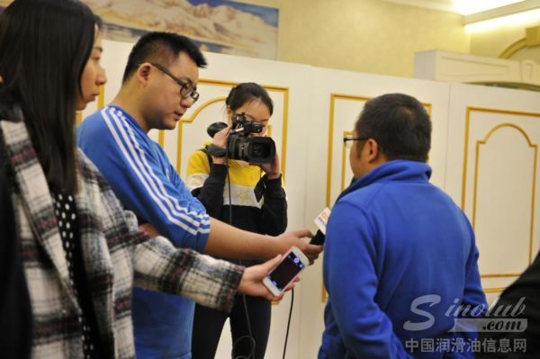 《成视早新闻》对意大利化学集团威尼升环境暨技术研讨会进行相关采访