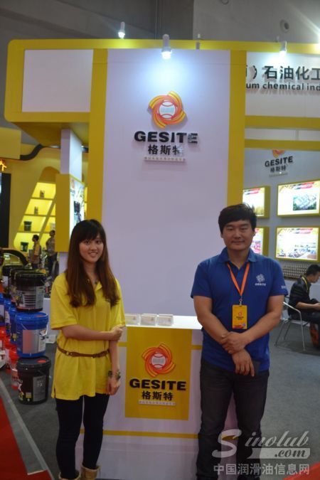 济南施耐德格斯特石油化工有限公司总经理马依林先生和中国润滑油信息网合影留念