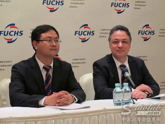 福斯润滑油(中国)有限公司市场营销总监杨志远与销售副总裁安德·巴斯蒂安(Dr.Andreas Bastian)博士