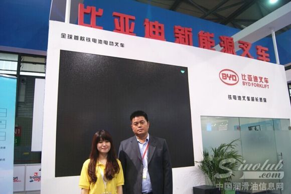 比亚迪电动叉车销售部第一事业部王总与中国叉车信息网编辑亲切合影