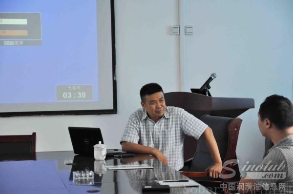 润英联公司科技顾问与公司人员进行专业讨论