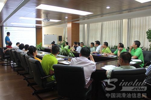 康普顿车用油半年总结会议召开