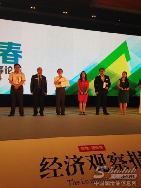 图为龙蟠科技市场总监陈晓星（左三）在颁奖现场发言