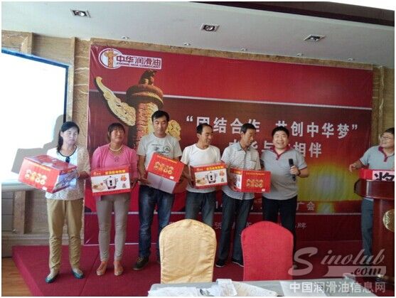 姚总为现场嘉宾抽奖并与获奖者合影