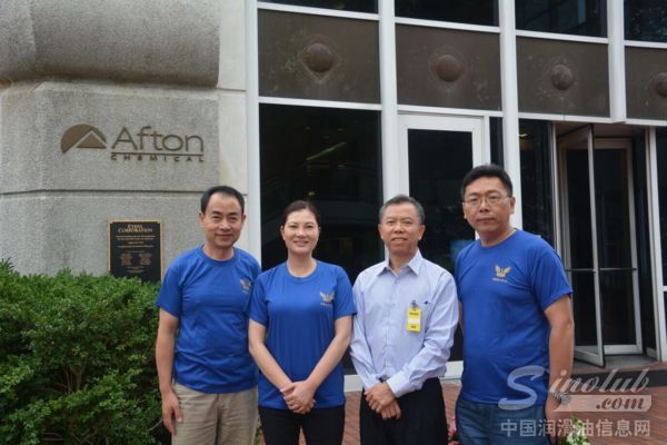 深圳市巨龙腾总经理卢青女士(左二)和雅富顿亚太区总经理冯永明先生(右二)合影留念