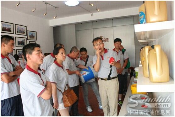 总经理张大农为大家详细讲解中华的系列产品