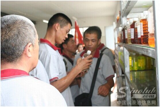 实验室为保证生产质量留存的油样引起了大家的好奇