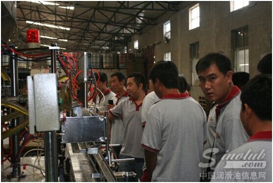 赤峰客户们参观中华工厂的自动化生产线