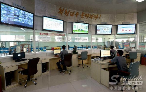 金正恩视察天池润滑油工厂