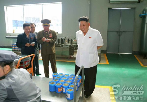 金正恩视察天池润滑油工厂