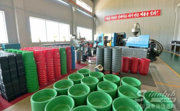 金正恩视察天池润滑油工厂