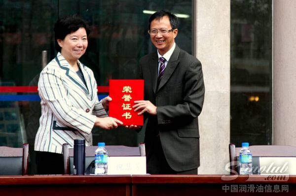 图片一：云南省政协副主席、省残联名誉副主席倪慧芳女士(左)向叶氏化工集团执委会主席叶子轩先生(右)颁发荣誉证书