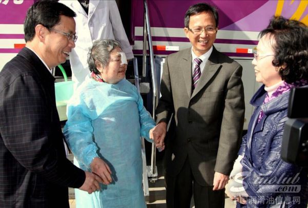 图片二：叶氏化工集团执委会主席叶子轩先生（右二）慰问术后白内障患者